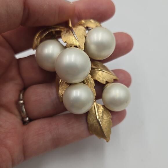 Vintage Cream Faux Pearl Grape Cluster Goldtone Brooch/Pin Articulated 1950s - Picture 1 of 5